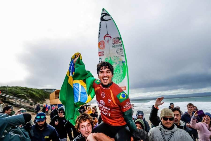 Gabriel Medina um goofy footer a vencer pela primeira vez durante o seculo XXI um evento CT da WSL em Jeffreys Bay