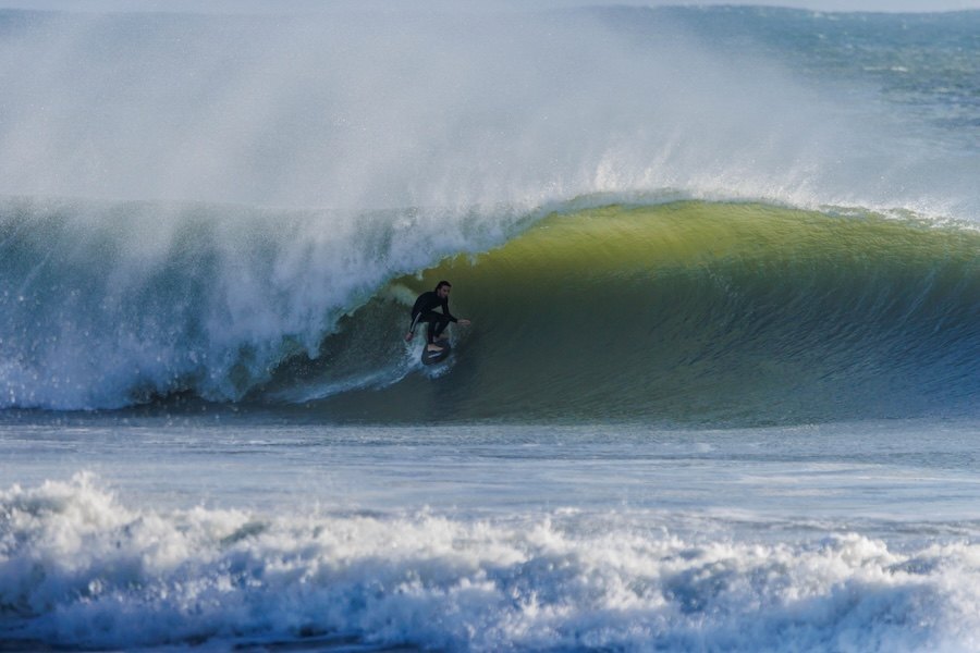 Carcavelos em modo clássico: tubos profundos, talento local e uma cultura de surf que fala por si