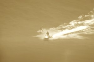 Imagem de uma sessão de tow in filmada pela surftotal, mas desta feita com mar gigante