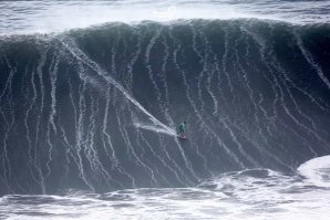 Tony Laureano a dropar uma bomba na Praia do Norte.