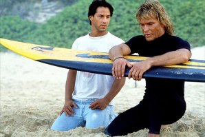 Cena de Point Break entre Keanu Reeves e Patrick Swayze.