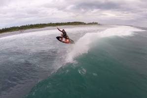 OZZIE, ANDO E DION LEVANTAM VOO NAS MENTAWAI