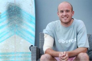 Inspirado em Mick Fanning, surfista britânico soqueia tubarão