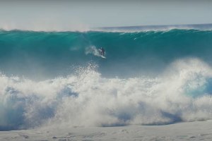 Com 65 anos, Michael Ho continua a impressionar em Pipeline