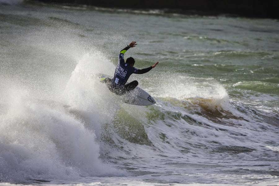 Mihimana Braye, do Taiti, a todo o gás na Ericeira.