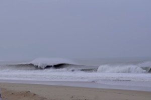 Video de um swell de inverno massivo na costa portuguesa, entre Nazaré a Peniche