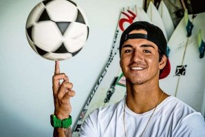 Medina aqui a segurar uma bola de futebol. Campeão do Mundo de Surf começou a aparecer em publico com Neymar(não se conheciam antes) quando a sua agência decidiu ser uma boa estratégia de marketing.