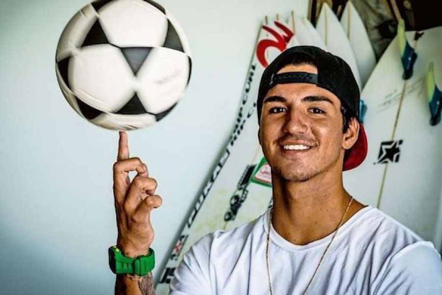 Medina aqui a segurar uma bola de futebol. Campeão do Mundo de Surf começou a aparecer em publico com Neymar(não se conheciam antes) quando a sua agência decidiu ser uma boa estratégia de marketing.