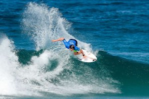 O italiano Leo Fioravanti a &quot;espancar&quot; de backside as ondas de Itaúna. 