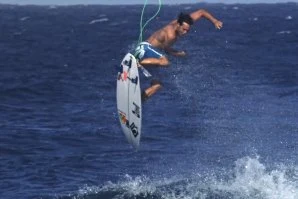 Jordy Smith regressa à Reunião com Eli Beukes num vídeo de surf explosivo