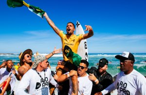 Filipe Toledo e Carissa Moore vencem o Oi Rio Pro