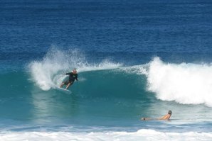 À falta de Kelly Slater em Peniche... Podemos ver o GOAT a surfar no Havai