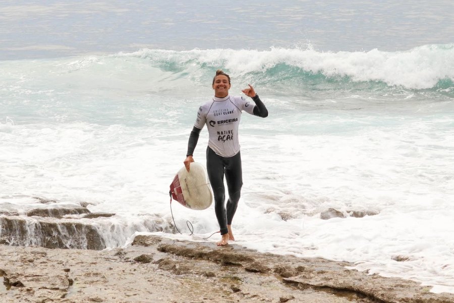 Comunidade do surf presta uma última homenagem a Arran Strong em Ribeira d'Ilhas