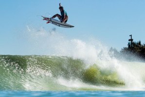 Kabummm! Julian Wilson a sair sem rumo no Surf Ranch. 