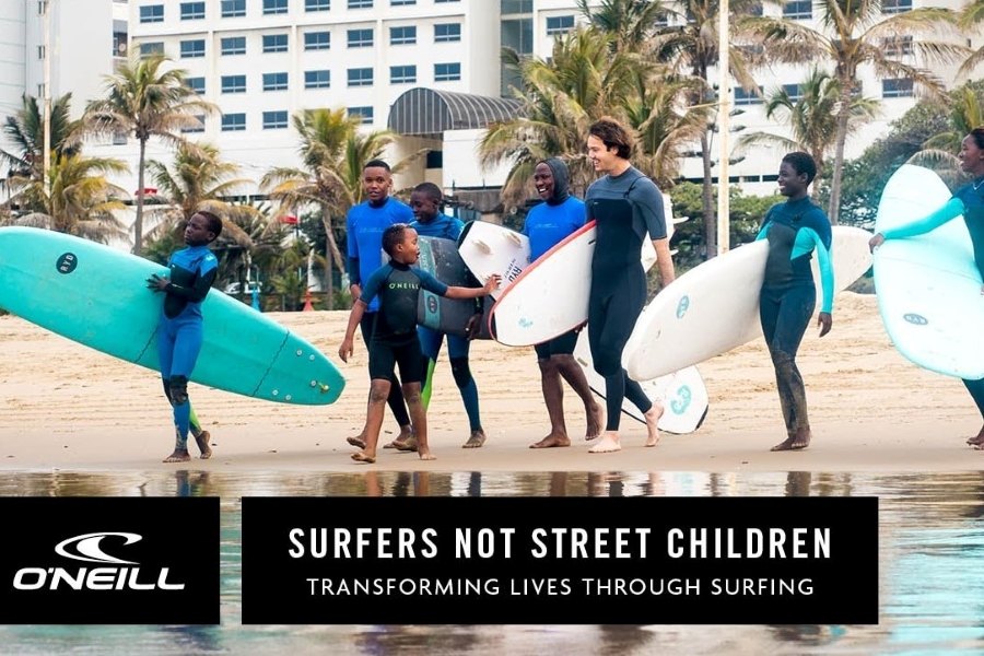 Surfers Not Street Children mostra como o surf e a arte podem ser transformadores