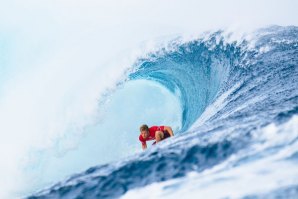 No Heat 10, Kolohe Andino é um doa atletas que tenta manter-se em prova.