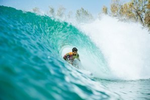 Gabriel Medina garante a passagem à ronda seguinte no evento da WSL na piscina de ondas artificiais e consequente qualificação para a WSL Finals devido ao numero de pontos no ranking WSL 2021