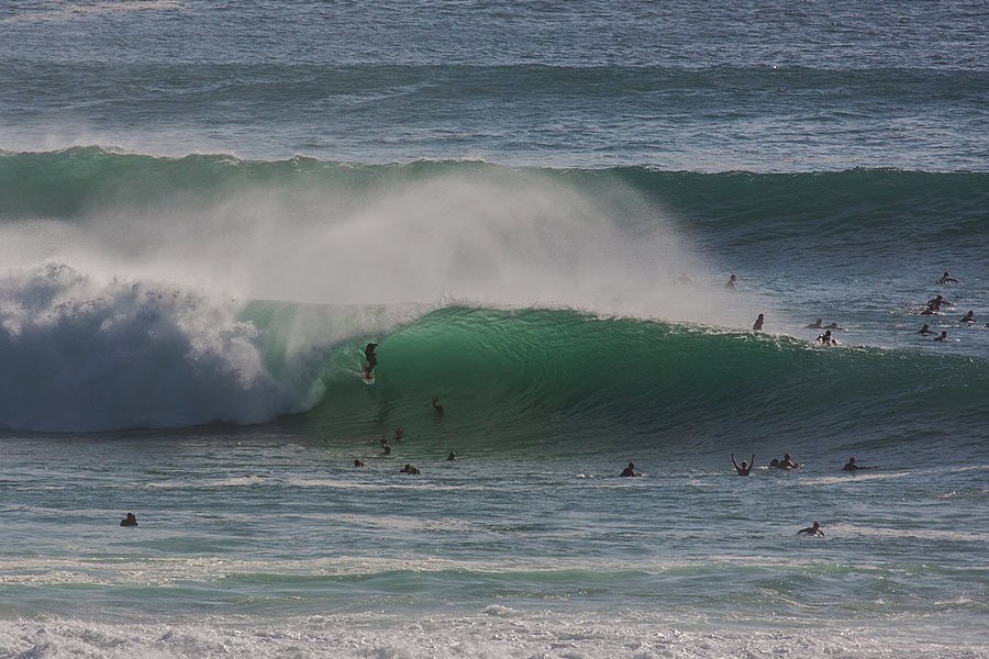 As ondas que levam todos os anos milhares de surfistas a procurarem Bali.