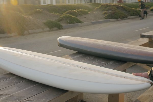 Prancha elétrica em ondas: até onde pode ir a inovação sem mexer na essência do surf?