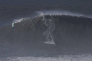 Uma montanha de água para o kitesurfer português.