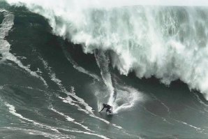 Vagalhão de fim de ano na Praia do Norte.