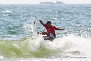 Miguel Blanco a lutar pela qualificação nas pequenas ondas de Hainan.
