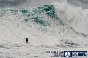 Nuno Santos a descer um vagalhão na Nazaré e a tocar Violino