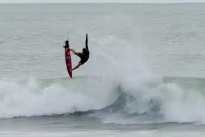 John John Florence ia reparar o barco e acabou por descobrir esta direita