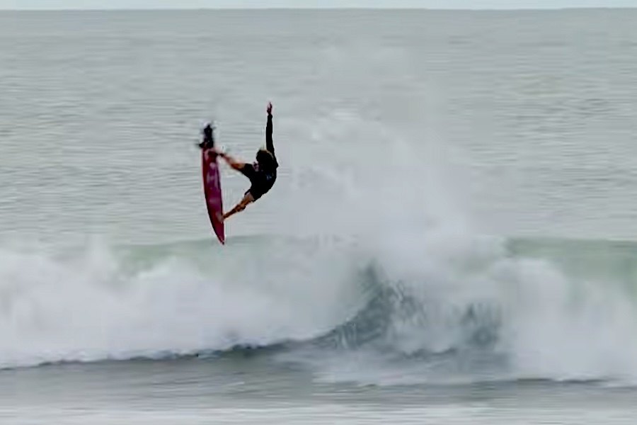 John John Florence ia reparar o barco e acabou por descobrir esta direita