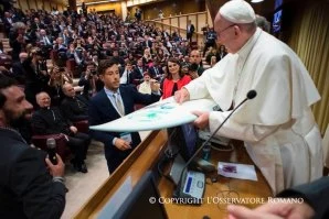 Papa Francisco assina uma prancha de surf