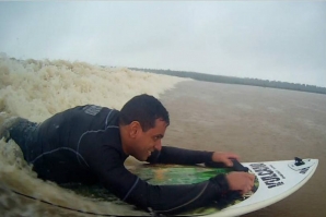 SURFISTA ADAPTADO VAI SURFAR POROROCA