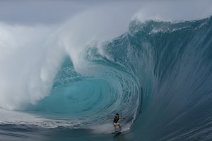Teahupo’o em modo XXL — imagens cruas revelam intensidade máxima