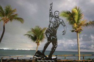 Estátua de Italo Ferreira inaugurada na sua terra natal