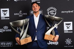 Gabriel Medina não teve mãos a medir para segurar os troféus que arrrecadou na gala da WSL Imagem:woohoo