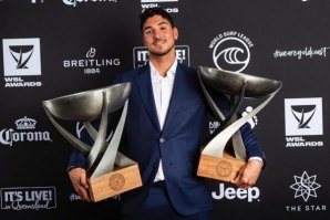 Gabriel Medina não teve mãos a medir para segurar os troféus que arrrecadou na gala da WSL Imagem:woohoo