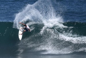 Bruce Irons surfou bem, mas não o suficiente para se manter em prova.