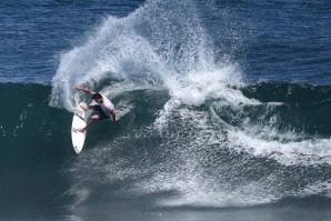 Bruce Irons surfou bem, mas não o suficiente para se manter em prova. 