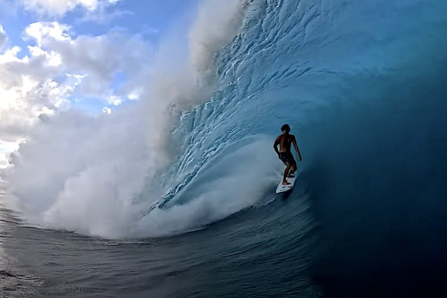 Surf em Teahupoo filmado dentro de agua
