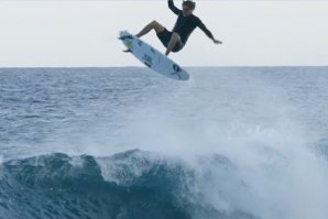 Surfer havaiano volta a surpreender no espaço aéreo.