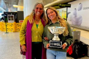 Francisca com a sua mãe Filipa hoje à chegada a Lisboa.