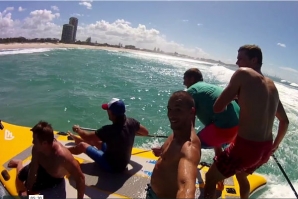 CINCO SURFISTAS NUMA SÓ PRANCHA: DIVERSÃO GARANTIDA!