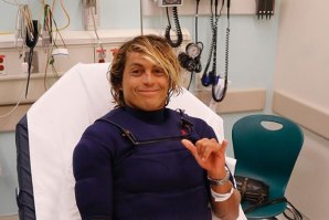 KAI LENNY SOFRE LESÃO NA MÃO A SURFAR EM JAWS