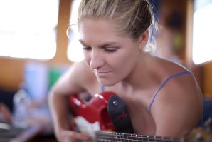 Carissa Moore &amp; Stephanie Gilmore “jamming” em Fiji