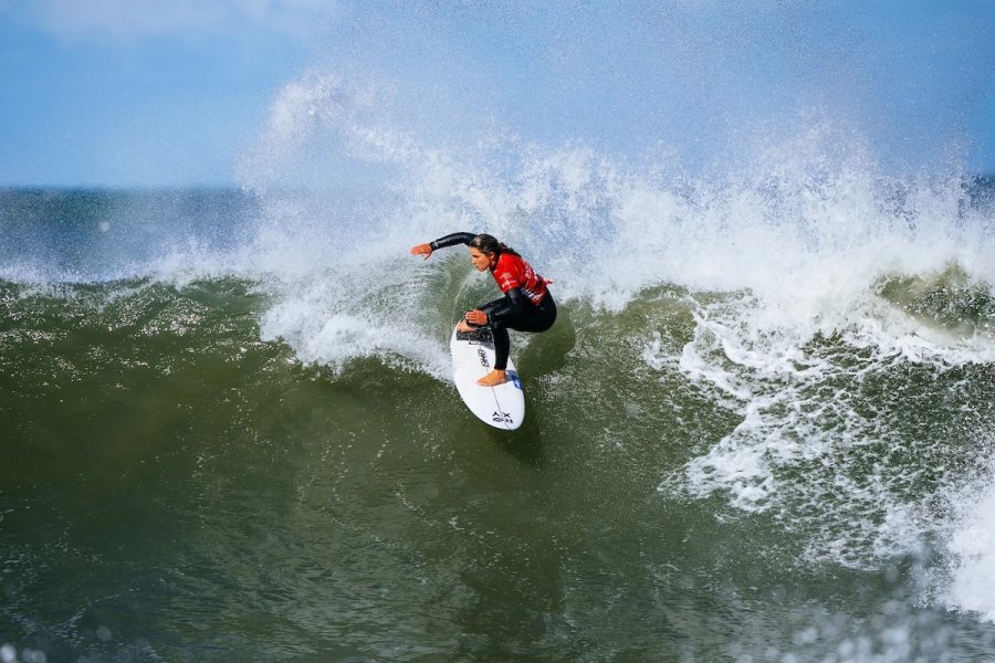 Francisca Veselko segue em frente em Bells Beach; Yolanda Hopkins cai após boa entrada em prova