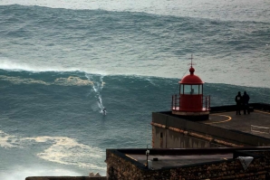 Tudo a postos para a ação na Nazaré. 