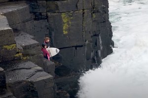 Um paddle out e um surf muito arriscado num slab Escocês