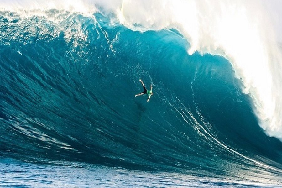 Jamie Mitchell em Jaws, no Havaí (2019). O surfista admitiu ter sido uma das piores quedas da sua vida