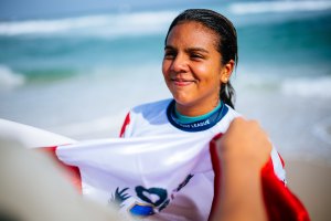 Na sua estreia no Championship Tour debut, Peruana Arena Rodriguez eliminou a numero 1 do mundo Gabriela Bryan