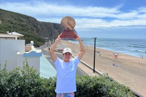 Martim Nunes com prémio (Crédito: DR ANSurfistas) e Martim Nunes em ação (Crédito: Jorge Matreno/ANSurfistas)