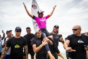 Owen Wright foi celebrar com a irmã, levando-a no seu ombro